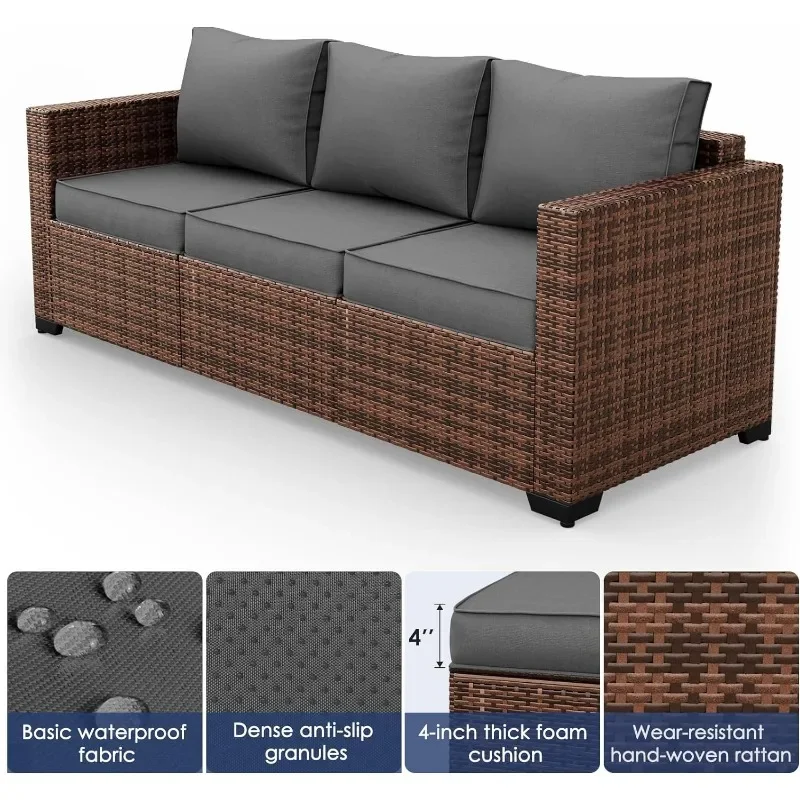 Outdoor Furniture And Fire Pit - Un set di mobili con tavolo